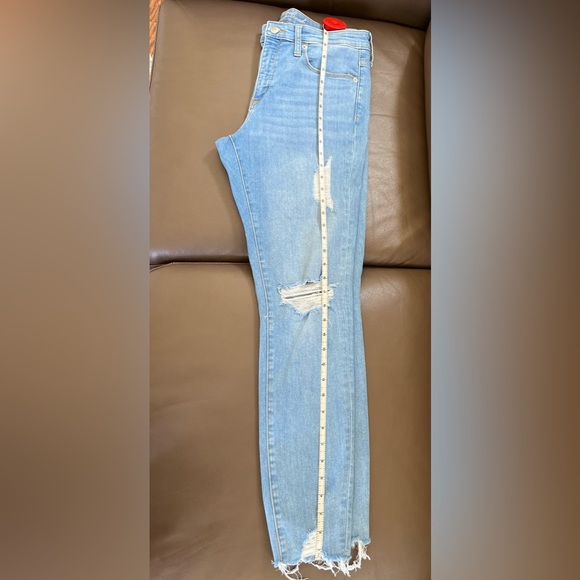 Universal Threads -Great condition distressed jeans! - Picture 11 of 11